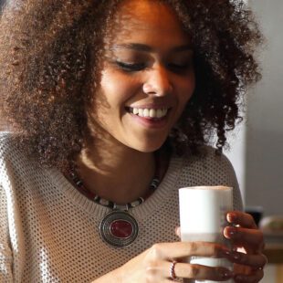 Frau trinkt Latte Macchiato